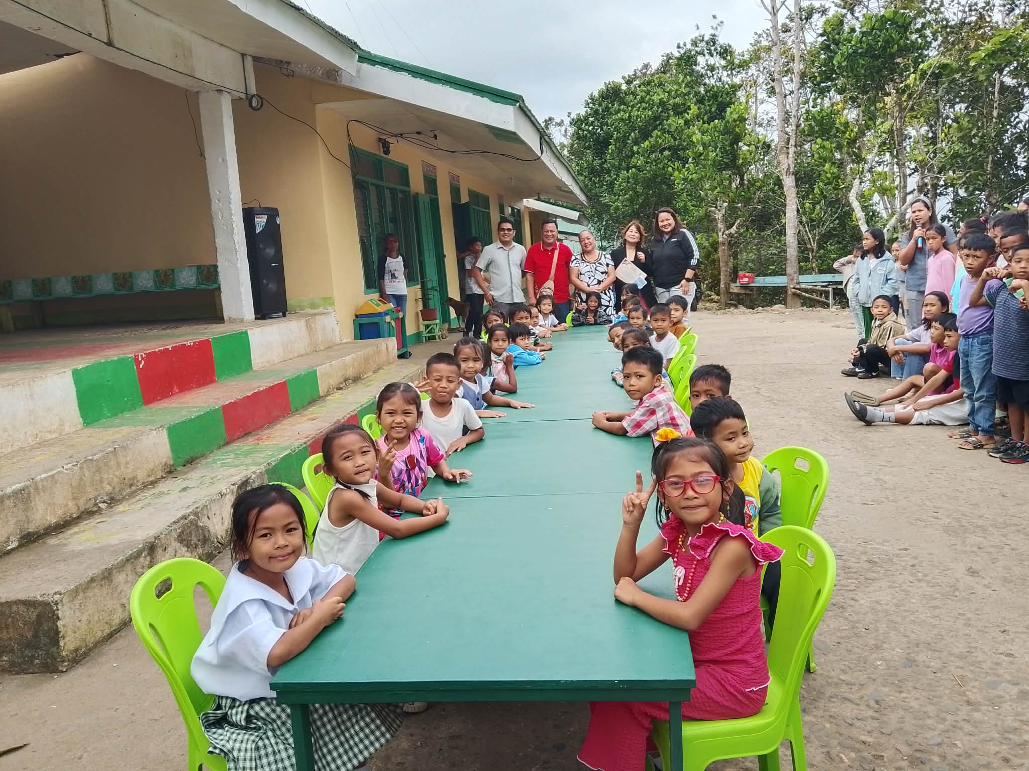 Wo zuvor wackelige und kaputte Möbel das konzentrierte Lernen fast unmöglich machten, finden die Schüler nun ein würdevolles Lernumfeld vor, das ihnen den Rücken für ihre Bildung stärkt.
