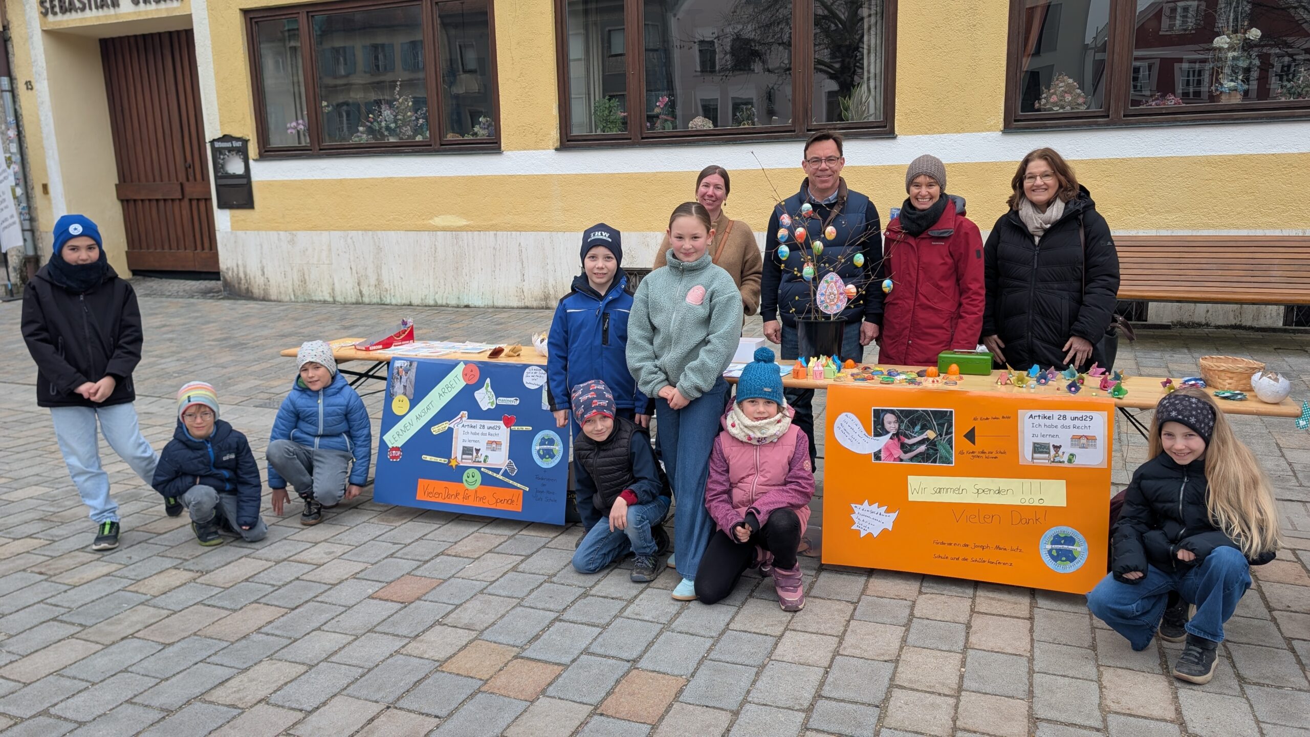 Die Kinder rund um den Förderverein der Joseph-Maria-Lutz Schule tauschten einmal das Klassenzimmer gegen den Marktstand.