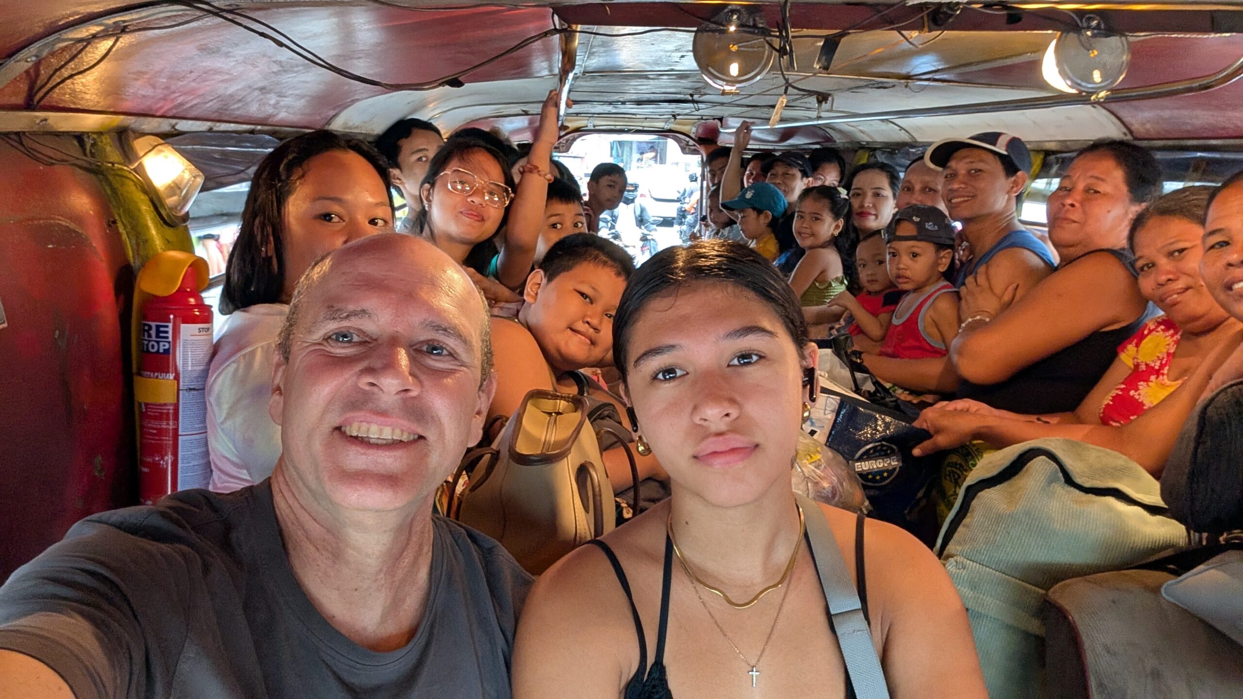 Eng aneinandergedrängt auf den Längsbänken wird schon eifrig getuschelt und gelacht.