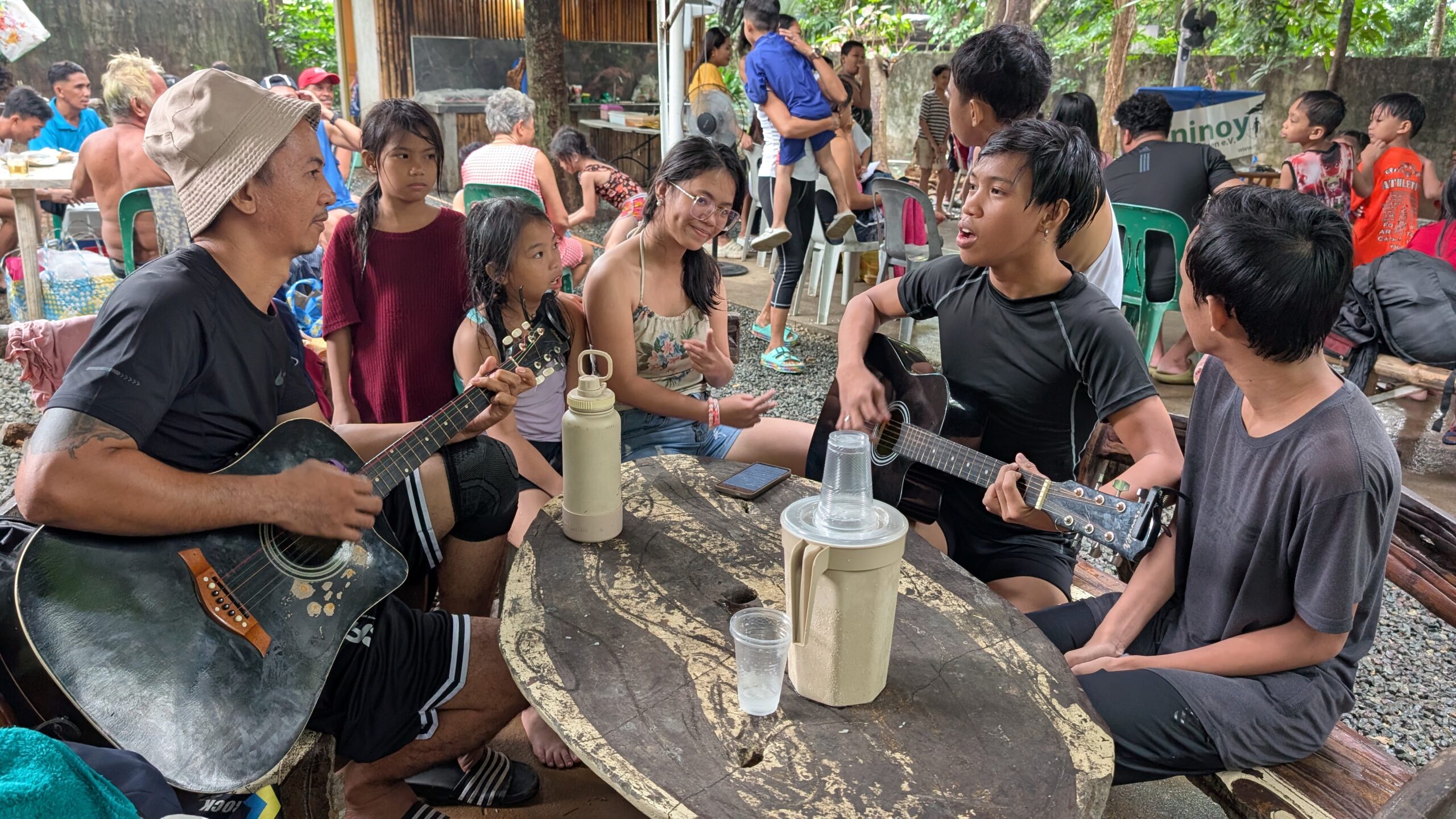 Jedes Patenkind hat wochenlang geübt. Vor dem Auftritt werden noch schnell die letzte Proben absolviert.