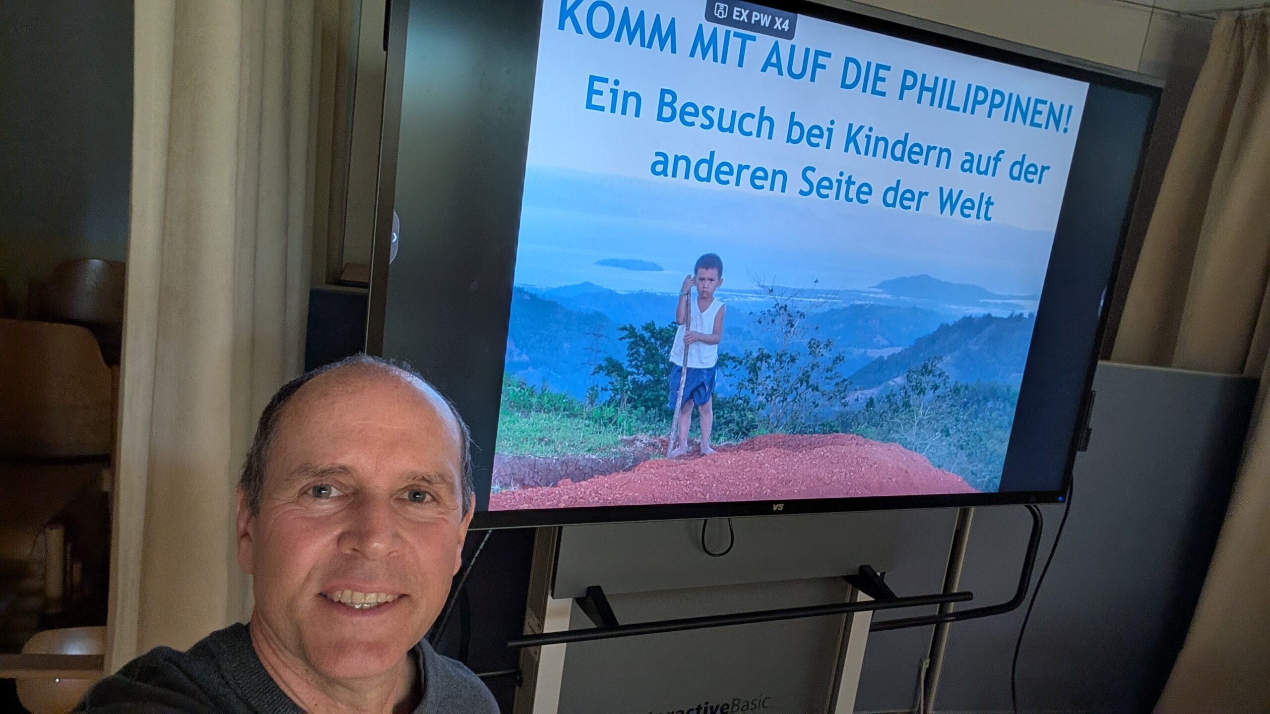 Das Patenkind kennenlernen: Mit der ersten Folie beginnt die virtuelle Reise auf die andere Seite der Welt – ein besonderer Vormittag in unserer langjährigen Partnerschule.
