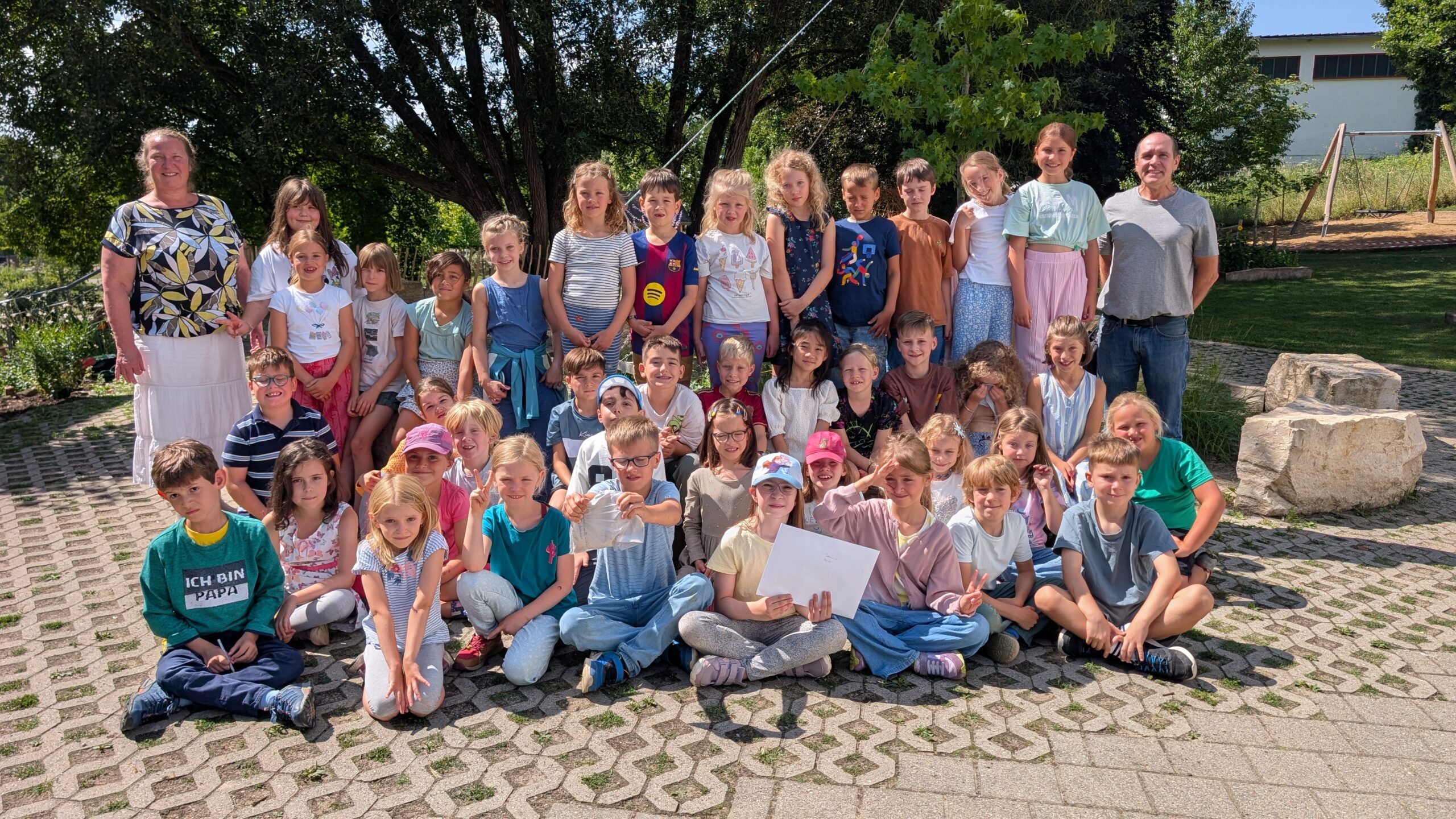 Erfolgreiche Aktion: Die Kinder der Montessori-Schule und die Schulleiterin Kristin Zacher übergeben ihre Spenden und die Post für ihr Patenkind an Mario Dietrich.